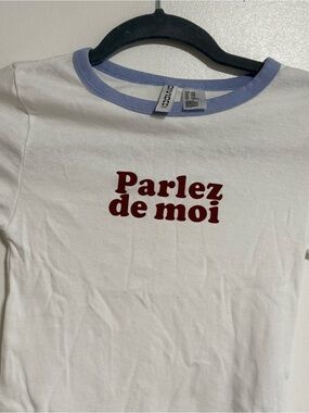 H&M White Crop Tee with Light Blue Trim and Burgundy 'Parlez de moi' Print